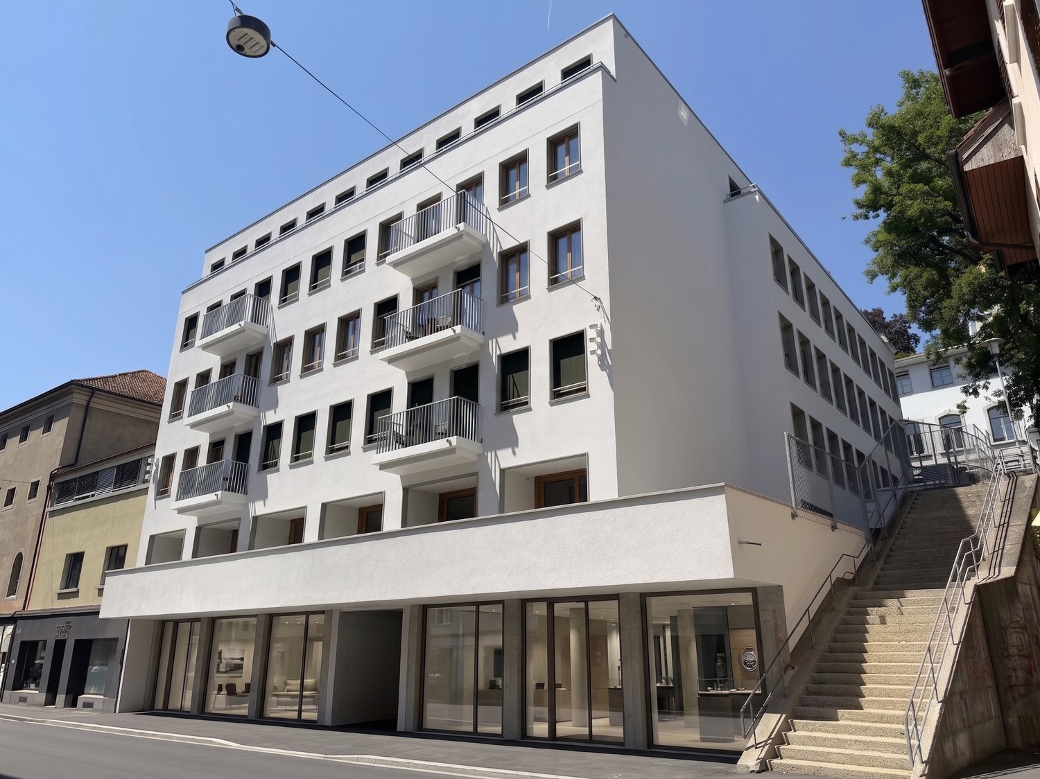 1017m² shop