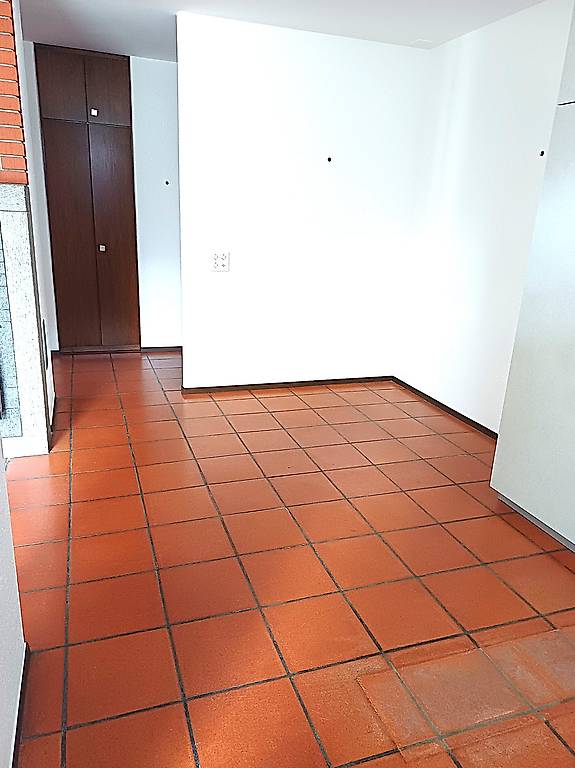 4 ½ Zimmer Wohnung

4.5-Zimmer-Wohnung im ersten Stock eines Gebäudes mit nur 5 Wohneinheiten, wie folgt aufgeteilt:

Wohnzimmer mit Kamin
Essküche (gerade renoviert)
Grosses Elternschlafzimmer mit Einbauschrank
2 Zimmer
Balkon
Bad-WC
WC-Zimmer

Keller, Velokeller und Waschküche zur Mitbenutzung

Ne