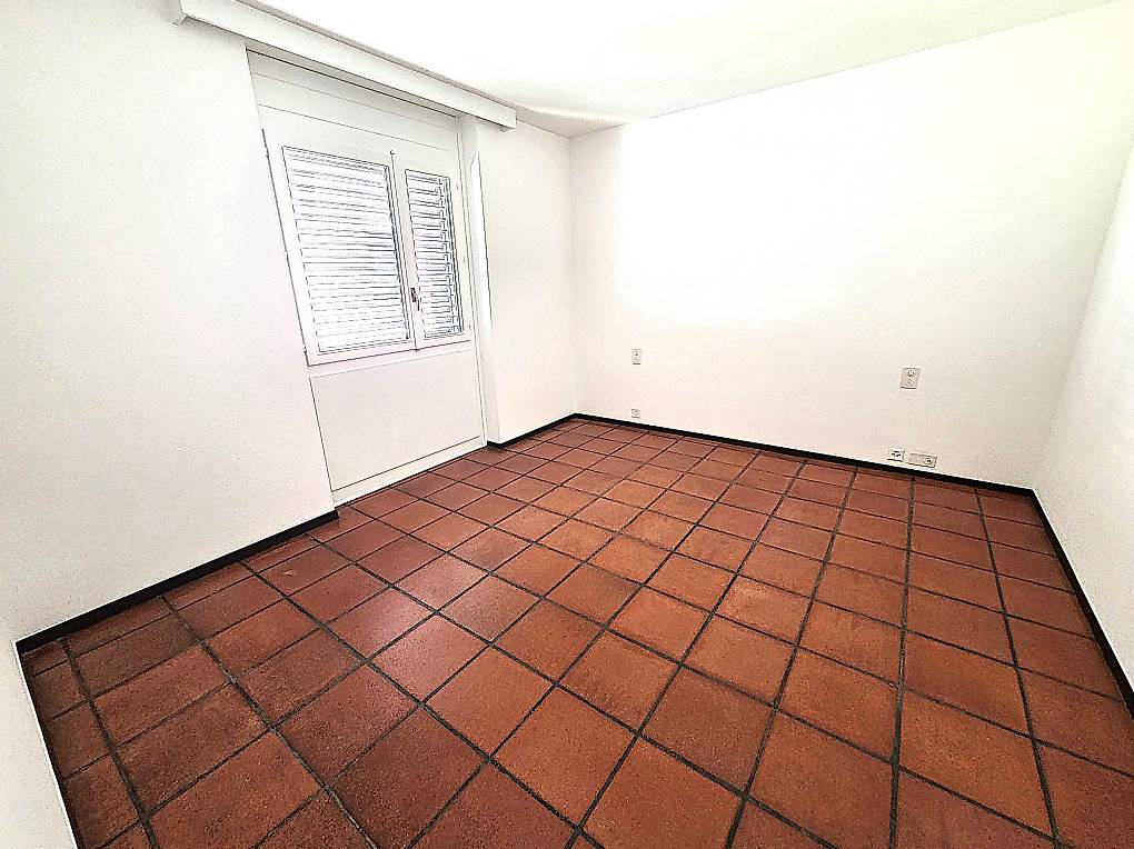 4 ½ Zimmer Wohnung

4.5-Zimmer-Wohnung im ersten Stock eines Gebäudes mit nur 5 Wohneinheiten, wie folgt aufgeteilt:

Wohnzimmer mit Kamin
Essküche (gerade renoviert)
Grosses Elternschlafzimmer mit Einbauschrank
2 Zimmer
Balkon
Bad-WC
WC-Zimmer

Keller, Velokeller und Waschküche zur Mitbenutzung

Ne