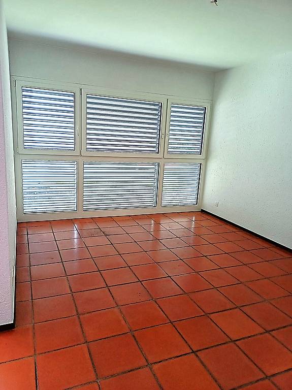 4 ½ Zimmer Wohnung

4.5-Zimmer-Wohnung im ersten Stock eines Gebäudes mit nur 5 Wohneinheiten, wie folgt aufgeteilt:

Wohnzimmer mit Kamin
Essküche (gerade renoviert)
Grosses Elternschlafzimmer mit Einbauschrank
2 Zimmer
Balkon
Bad-WC
WC-Zimmer

Keller, Velokeller und Waschküche zur Mitbenutzung

Ne