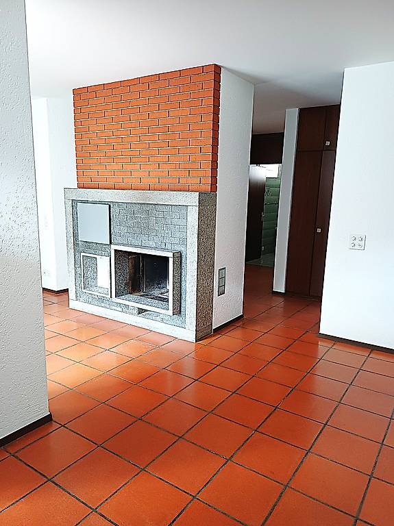 4 ½ Zimmer Wohnung

4.5-Zimmer-Wohnung im ersten Stock eines Gebäudes mit nur 5 Wohneinheiten, wie folgt aufgeteilt:

Wohnzimmer mit Kamin
Essküche (gerade renoviert)
Grosses Elternschlafzimmer mit Einbauschrank
2 Zimmer
Balkon
Bad-WC
WC-Zimmer

Keller, Velokeller und Waschküche zur Mitbenutzung

Ne