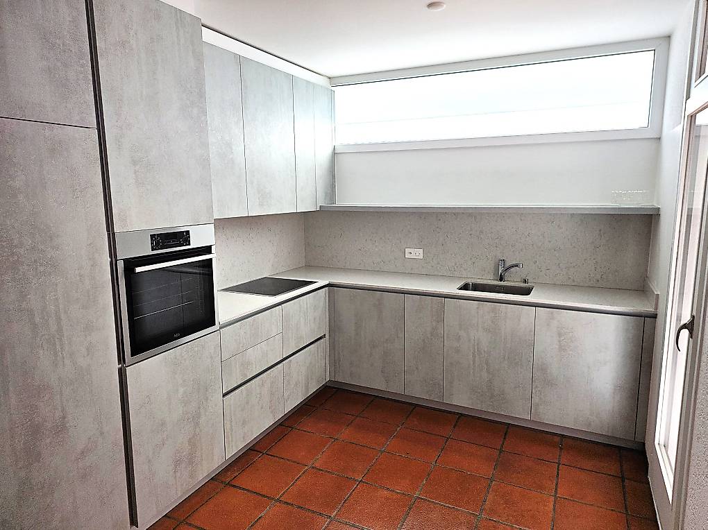 4 ½ Zimmer Wohnung

4.5-Zimmer-Wohnung im ersten Stock eines Gebäudes mit nur 5 Wohneinheiten, wie folgt aufgeteilt:

Wohnzimmer mit Kamin
Essküche (gerade renoviert)
Grosses Elternschlafzimmer mit Einbauschrank
2 Zimmer
Balkon
Bad-WC
WC-Zimmer

Keller, Velokeller und Waschküche zur Mitbenutzung

Ne