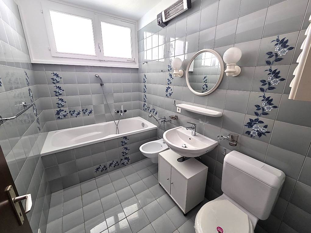 4 ½ Zimmer Wohnung

4.5-Zimmer-Wohnung im ersten Stock eines Gebäudes mit nur 5 Wohneinheiten, wie folgt aufgeteilt:

Wohnzimmer mit Kamin
Essküche (gerade renoviert)
Grosses Elternschlafzimmer mit Einbauschrank
2 Zimmer
Balkon
Bad-WC
WC-Zimmer

Keller, Velokeller und Waschküche zur Mitbenutzung

Ne