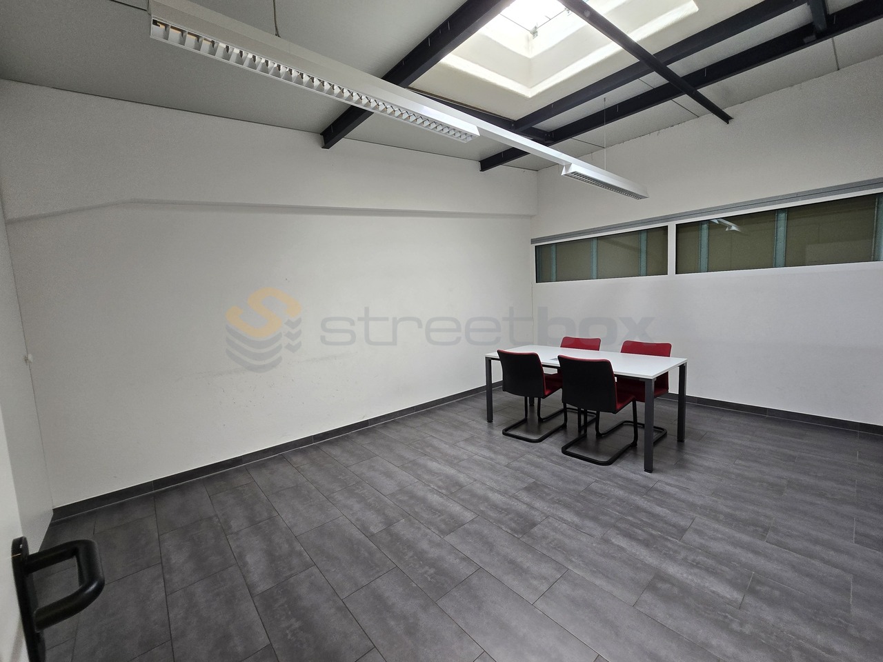 180m² office