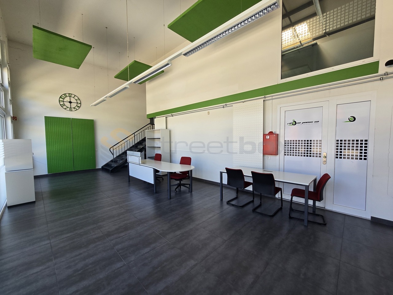 180m² office