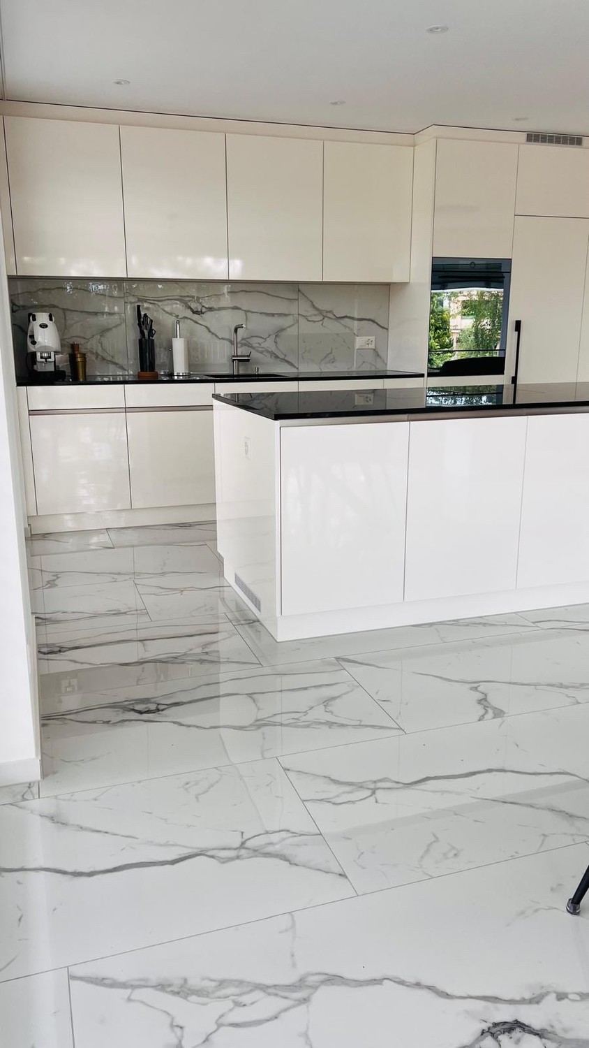 Maisonette arredata, spaziosa e distribuita su due piani, nuova e moderna