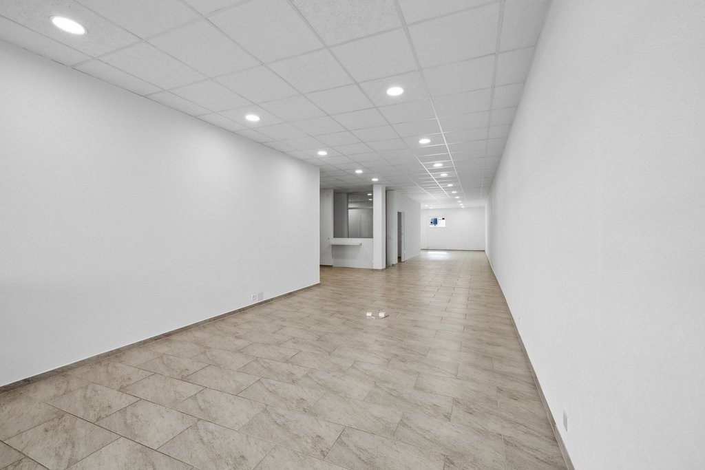 193m² shop