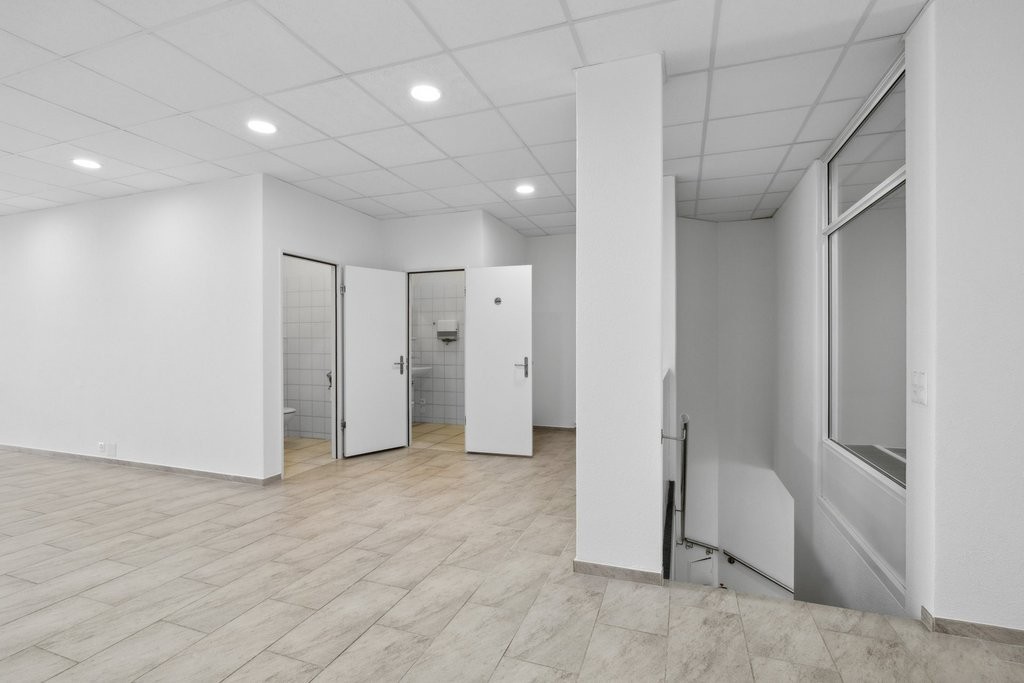 193m² shop
