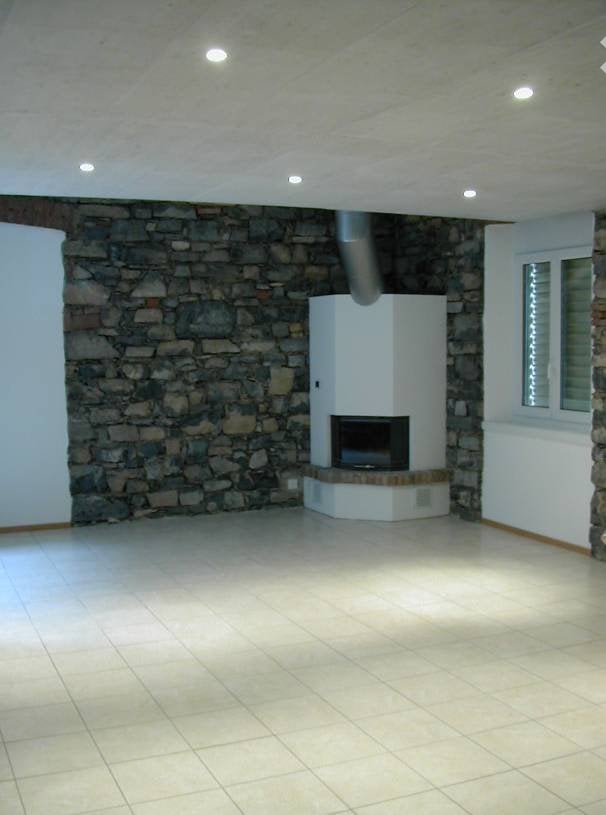 Maison individuelle de 4 ½ pièces
Immeuble tessinois composé de deux maisons contiguës, construit en pierre.
La maison, à l'architecture très caractéristique avec les murs intérieurs en pierre apparente dans le salon, d'environ 180 mq, est composée de :
entrée indépendante, deux salles de bains,