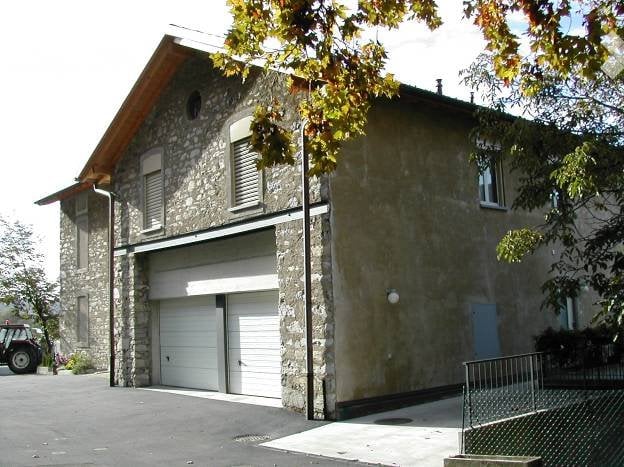 Maison individuelle de 4 ½ pièces
Immeuble tessinois composé de deux maisons contiguës, construit en pierre.
La maison, à l'architecture très caractéristique avec les murs intérieurs en pierre apparente dans le salon, d'environ 180 mq, est composée de :
entrée indépendante, deux salles de bains,