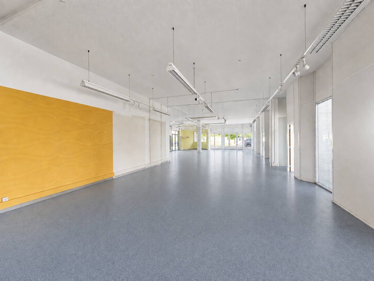 700m² commercial
