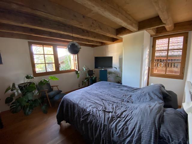 6 ½ Zimmer Einfamilienhaus

Ehemaliges Wohnhaus, im Dorfzentrum mit Geschmack vergrössert und renoviert.   
  
\- EG: Halle, WC Besucher, Küche, Keller, Wohn-Esszimmer   
\- 1. Stock: 3 Schlafzimmer, Badezimmer-WC, Duschzimmer-WC   
\- Dachgeschoss: Flur, 2 Schlafzimmer   
\- Dachboden: 1 Speicher. 