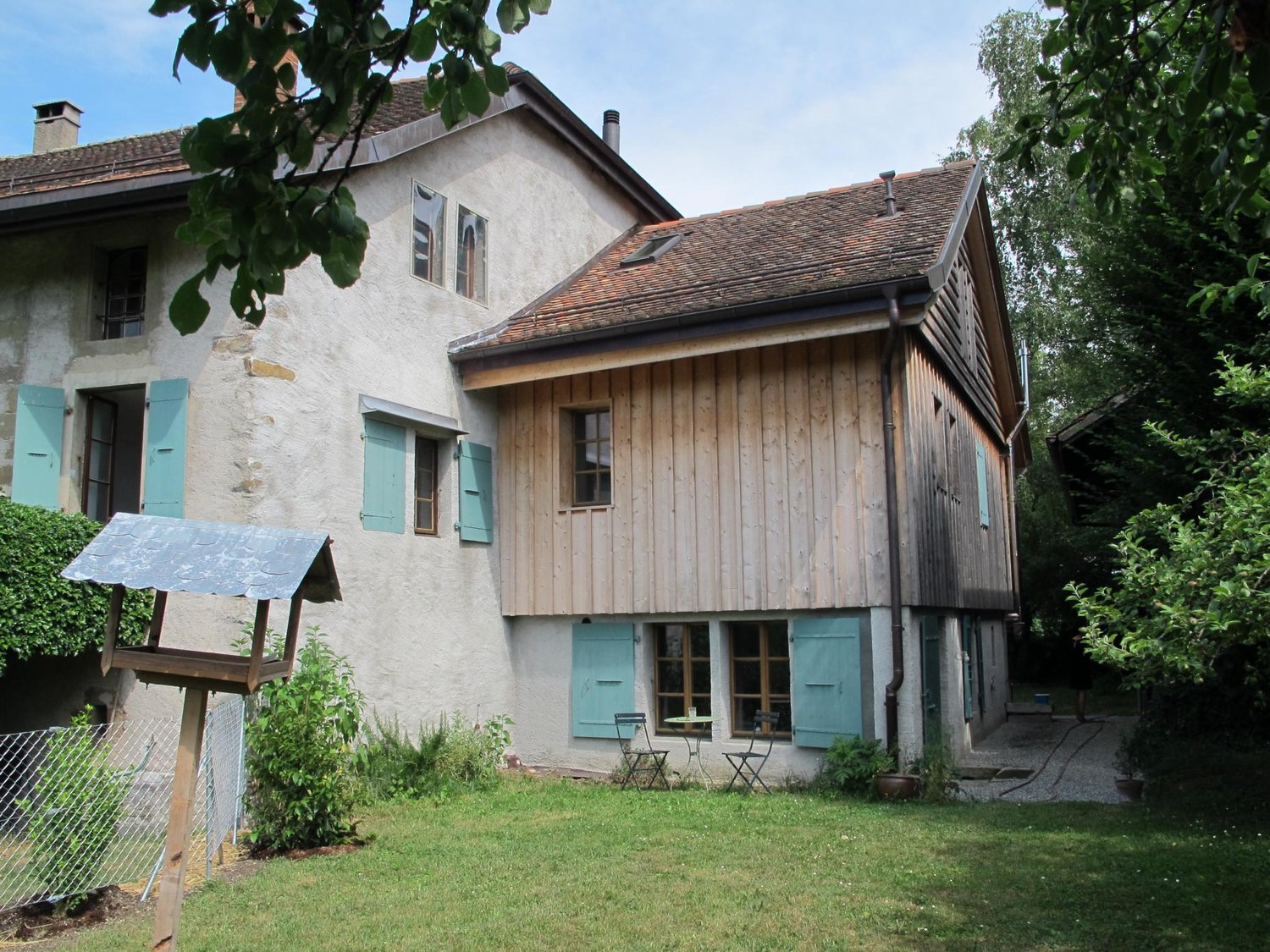 6 ½ Zimmer Einfamilienhaus

Ehemaliges Wohnhaus, im Dorfzentrum mit Geschmack vergrössert und renoviert.   
  
\- EG: Halle, WC Besucher, Küche, Keller, Wohn-Esszimmer   
\- 1. Stock: 3 Schlafzimmer, Badezimmer-WC, Duschzimmer-WC   
\- Dachgeschoss: Flur, 2 Schlafzimmer   
\- Dachboden: 1 Speicher. 
