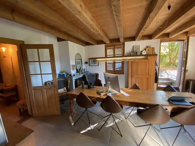 6 ½ Zimmer Einfamilienhaus

Ehemaliges Wohnhaus, im Dorfzentrum mit Geschmack vergrössert und renoviert.   
  
\- EG: Halle, WC Besucher, Küche, Keller, Wohn-Esszimmer   
\- 1. Stock: 3 Schlafzimmer, Badezimmer-WC, Duschzimmer-WC   
\- Dachgeschoss: Flur, 2 Schlafzimmer   
\- Dachboden: 1 Speicher. 