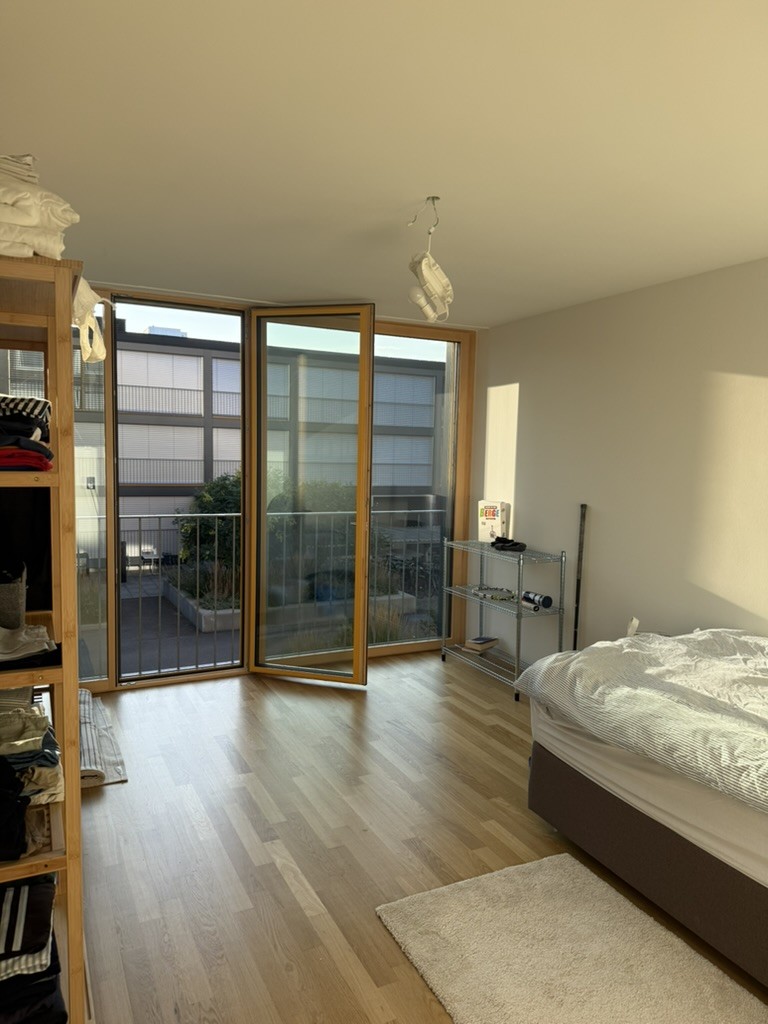 Chambre dans une colocation de 6.5 pièces à Winterthur. Ma chambre est entièrement meublée et dispose d'un lit avec table de chevet, d'une armoire ainsi que d'un bureau. La vie en colocation est détendue et simple.
