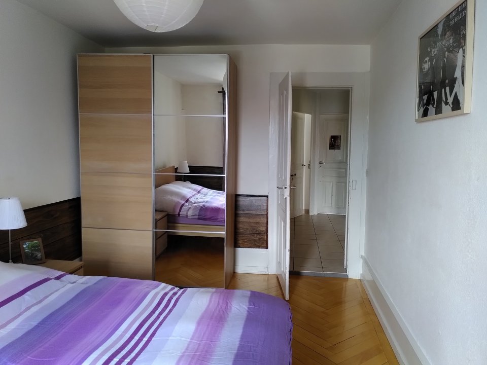 2-Zimmer-Wohnung

Apartment bestehend aus einer Küche mit Buffet, Wohnzimmer, 1 Schlafzimmer, einem Reduit, Vestibül, Badezimmer-WC. Schlafgemach oben. Gemeinschaftsgarten. Bushaltestelle in der Nähe.