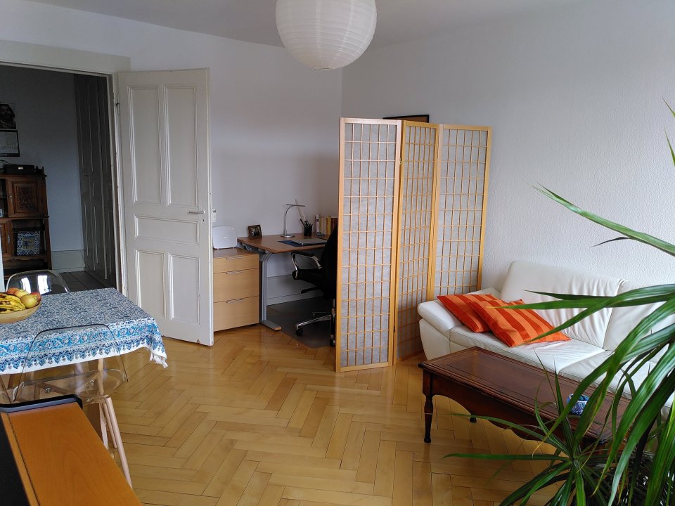 2-Zimmer-Wohnung

Apartment bestehend aus einer Küche mit Buffet, Wohnzimmer, 1 Schlafzimmer, einem Reduit, Vestibül, Badezimmer-WC. Schlafgemach oben. Gemeinschaftsgarten. Bushaltestelle in der Nähe.