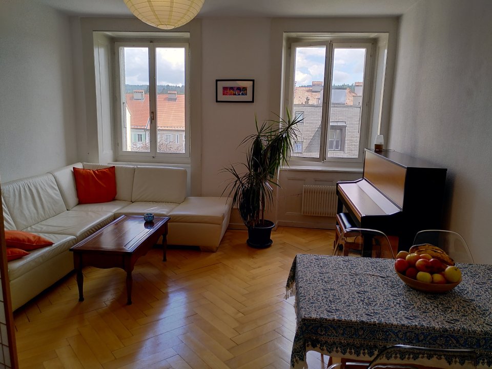 2-Zimmer-Wohnung

Apartment bestehend aus einer Küche mit Buffet, Wohnzimmer, 1 Schlafzimmer, einem Reduit, Vestibül, Badezimmer-WC. Schlafgemach oben. Gemeinschaftsgarten. Bushaltestelle in der Nähe.