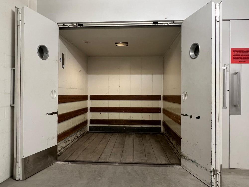 400m² storage room