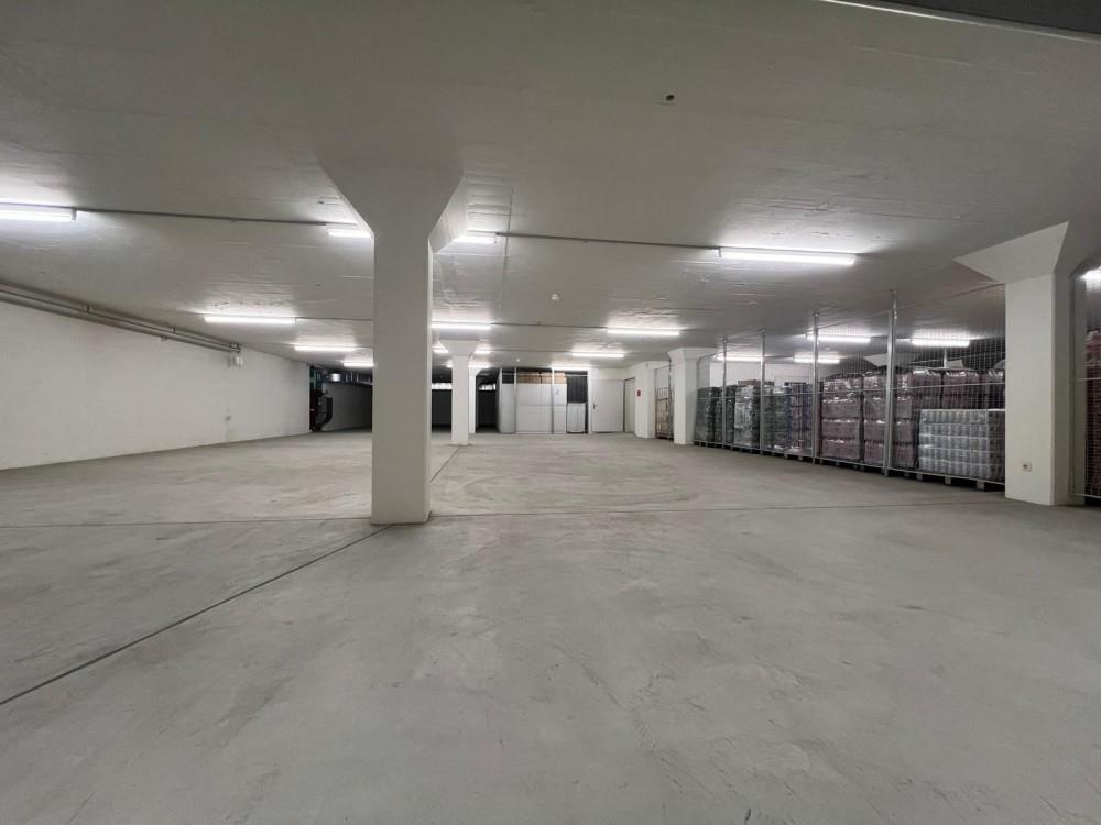 400m² storage room