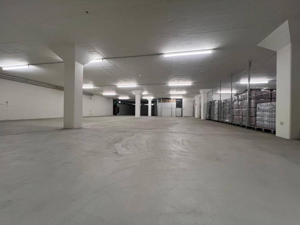 400m² storage room