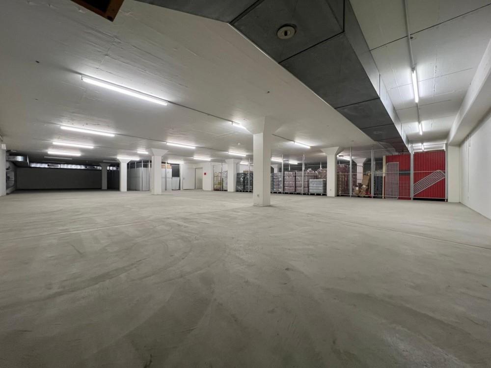 400m² storage room