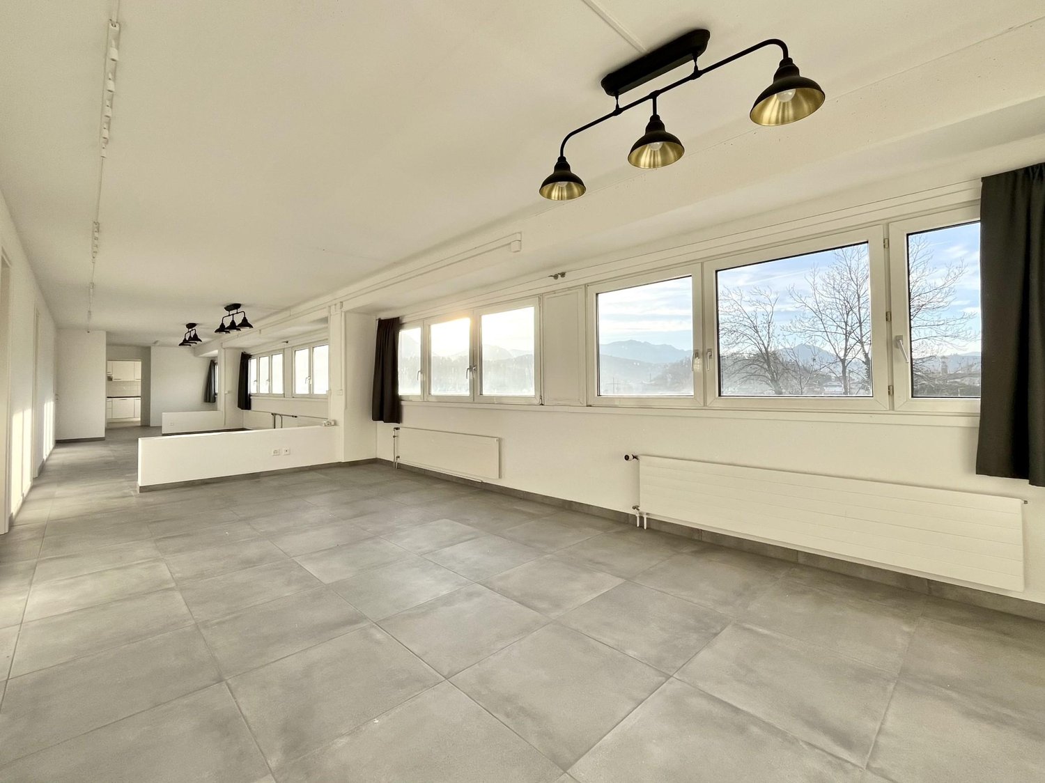 70m² de surface habitable / bâtiment commercial