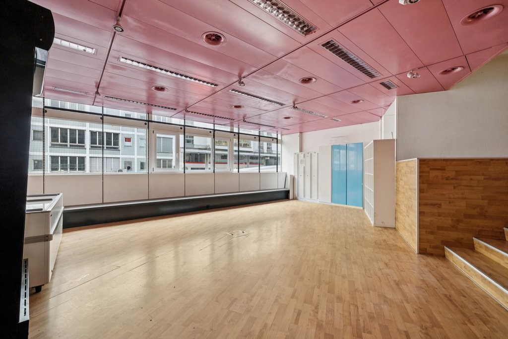 180m² shop
