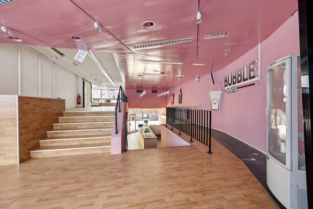 180m² shop