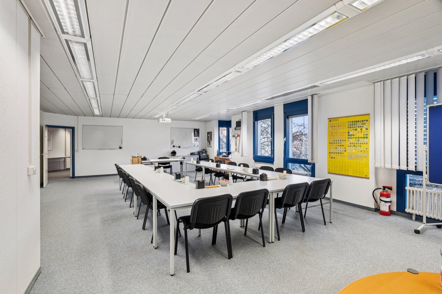 93m² office