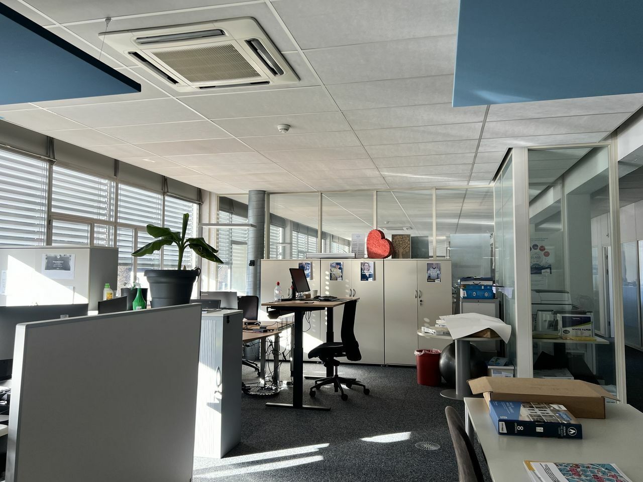 100m² office