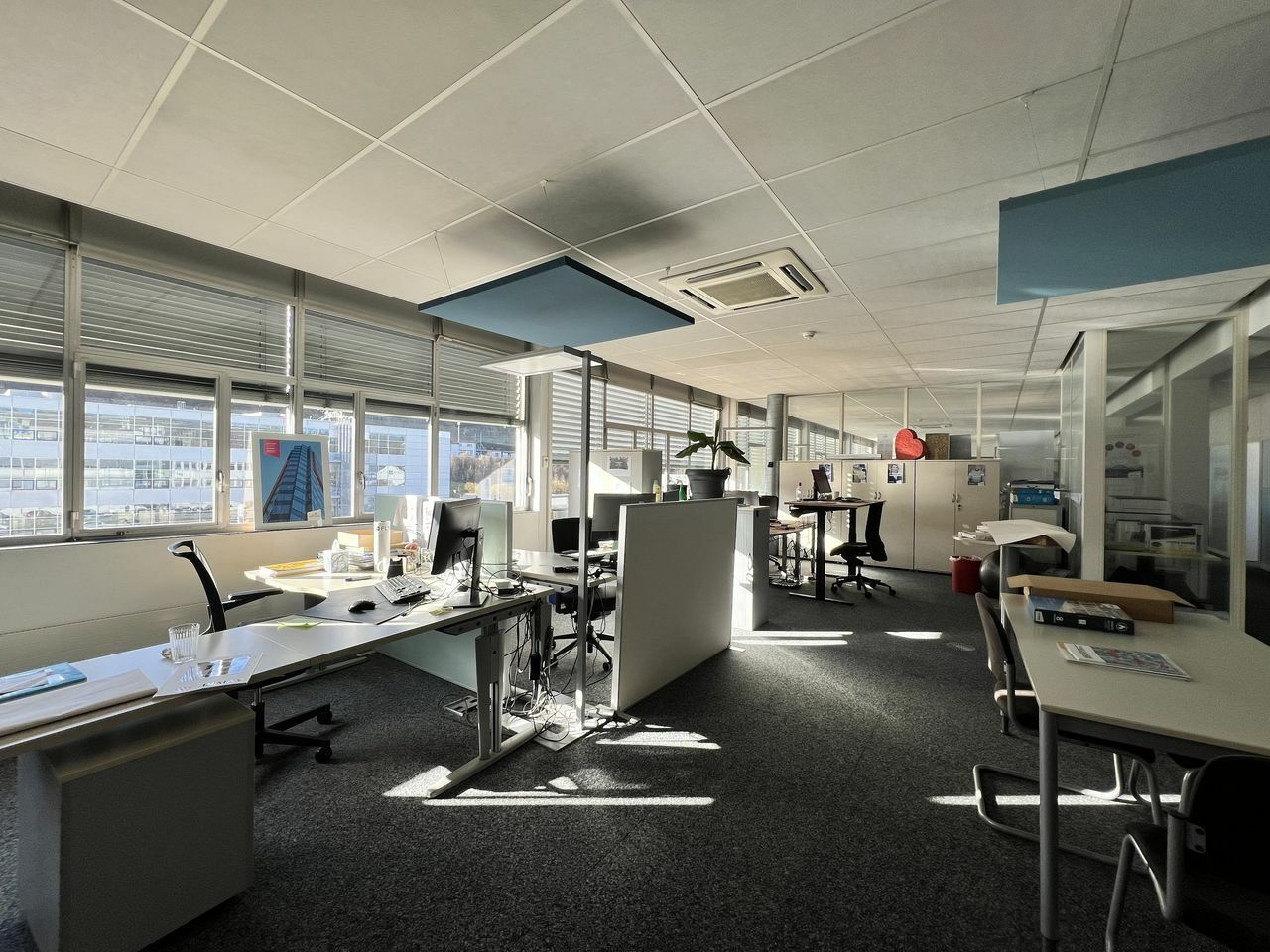 100m² office