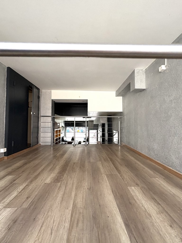 65m² commercial