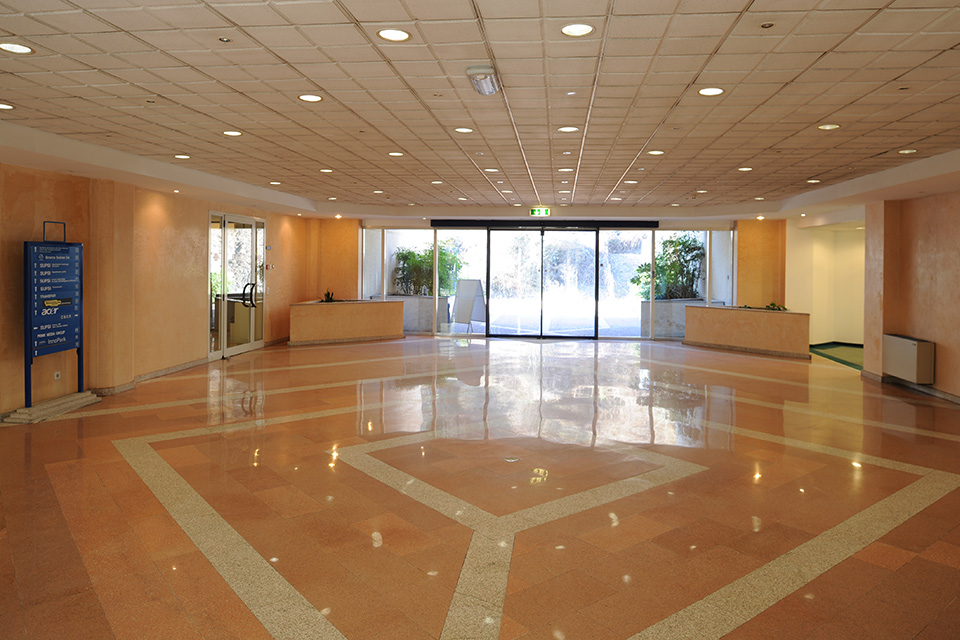 196m² office