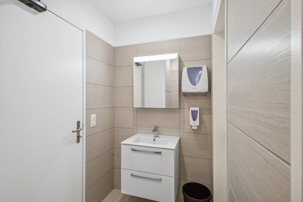 199m² office