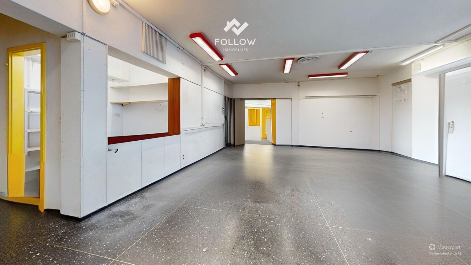 374m² shop