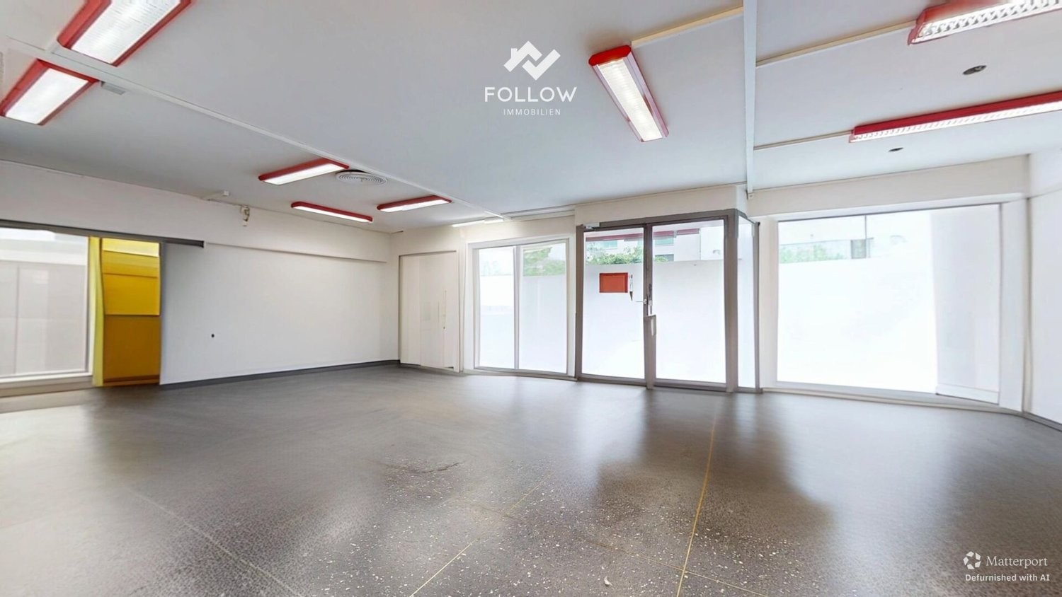 374m² shop