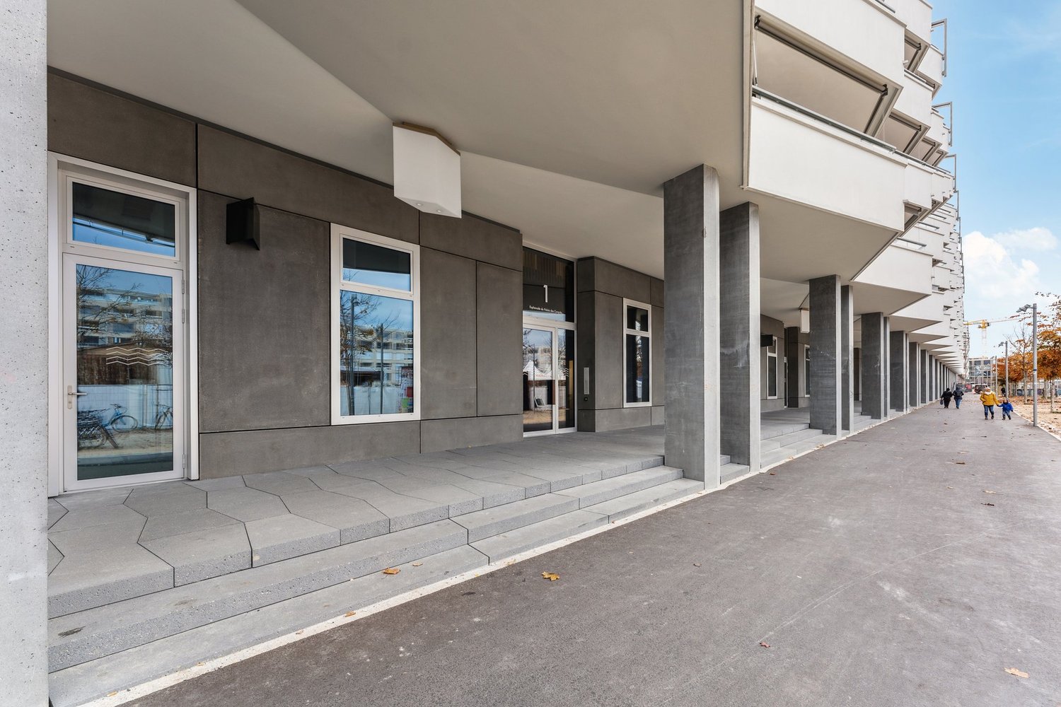 87m² shop