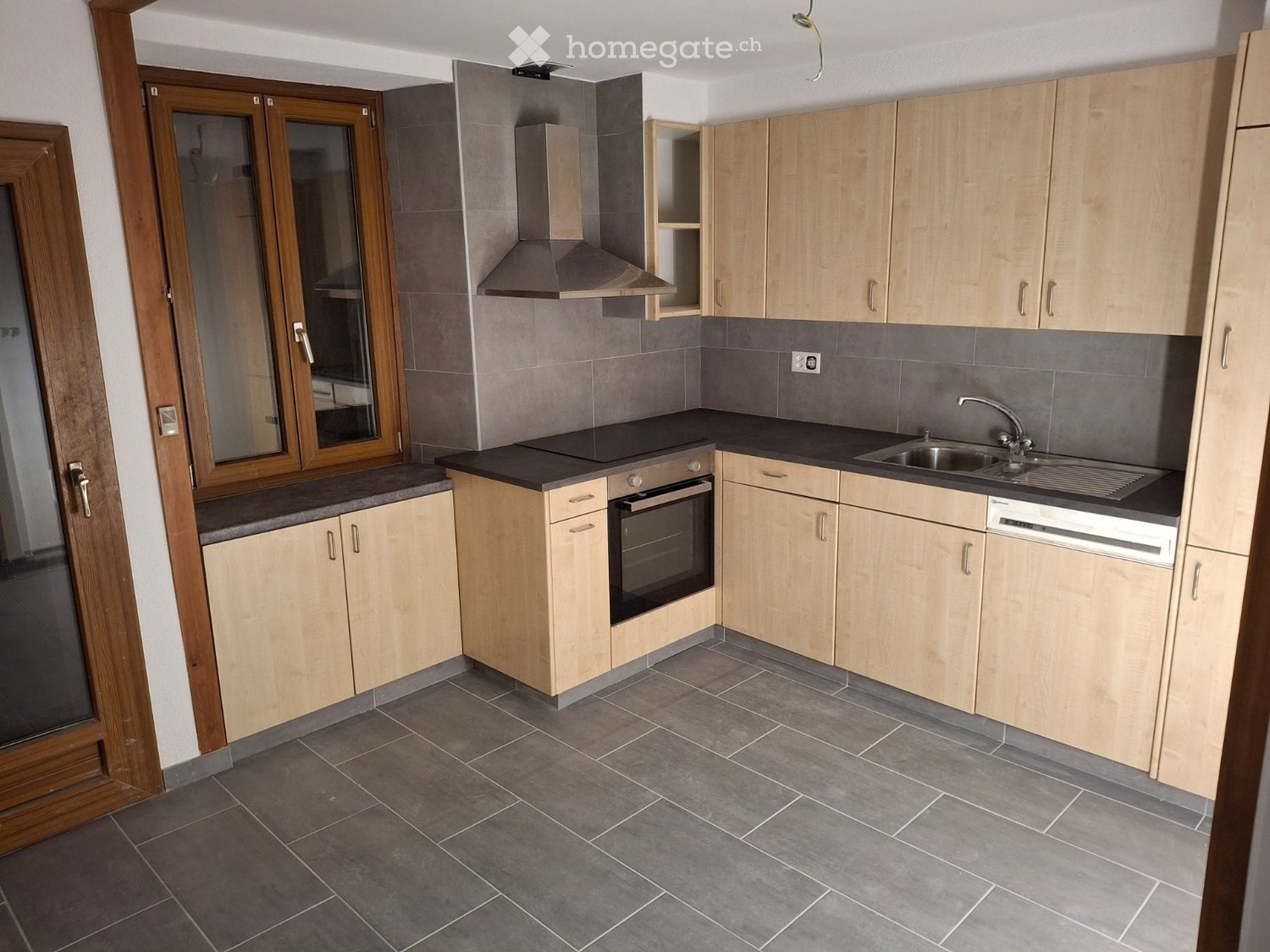 2 ½ Zimmer Wohnung

Erdgeschosswohnung, gut gelegen, 2 Min. zu Fuss vom Stadtzentrum entfernt. Kleines Gebäude, ruhig. Separate Küche.
50 m2, Platz für Waschmaschinen-Turm.
Abstellraum 12 m2, Garten 40 m2.
Keller, Aussenparkplatz (Möglichkeit für einen 2. Parkplatz).

Verfügbar ab 01.09.2026.

Besic