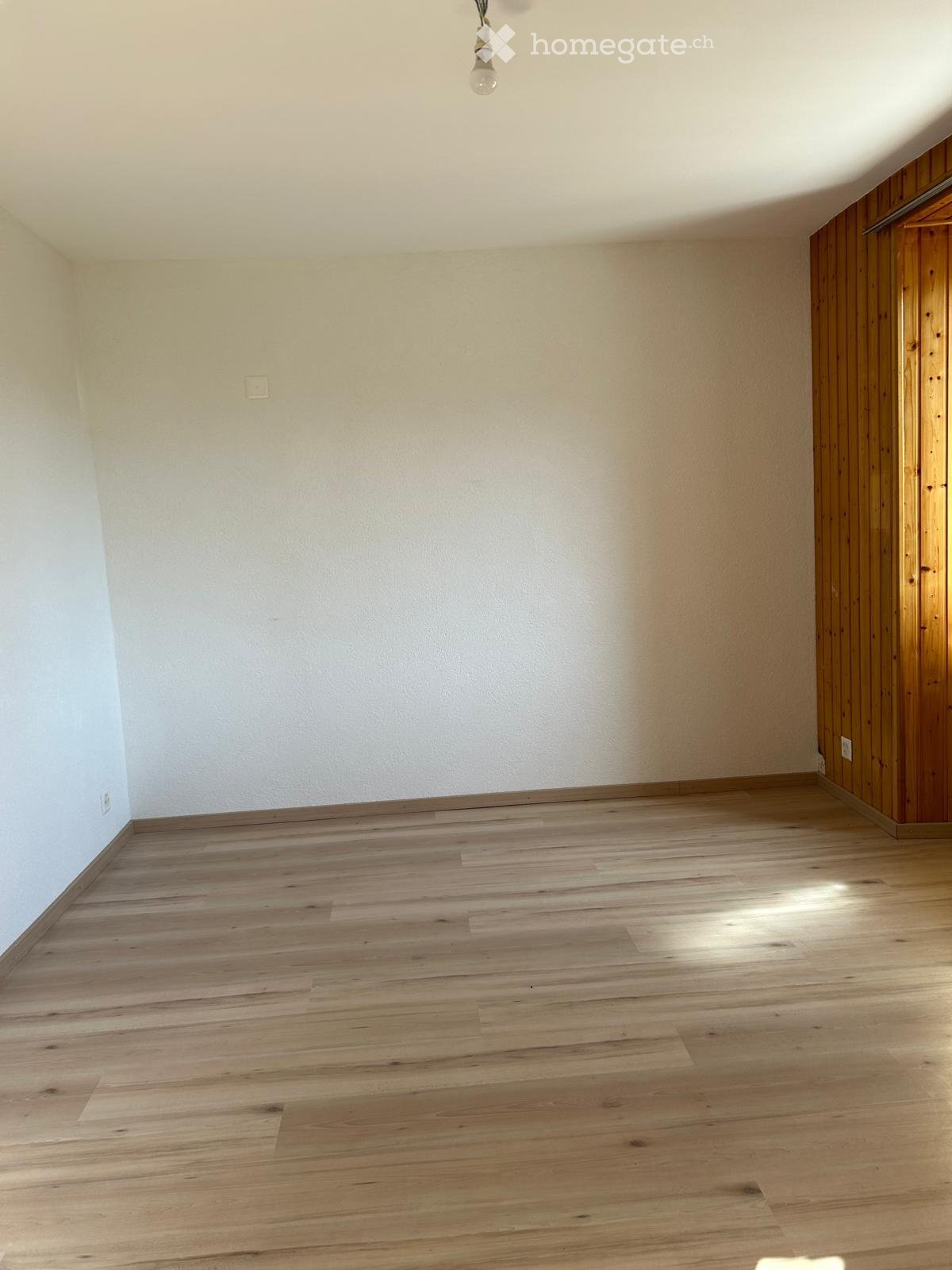 2 ½ Zimmer Wohnung

Erdgeschosswohnung, gut gelegen, 2 Min. zu Fuss vom Stadtzentrum entfernt. Kleines Gebäude, ruhig. Separate Küche.
50 m2, Platz für Waschmaschinen-Turm.
Abstellraum 12 m2, Garten 40 m2.
Keller, Aussenparkplatz (Möglichkeit für einen 2. Parkplatz).

Verfügbar ab 01.09.2026.

Besic