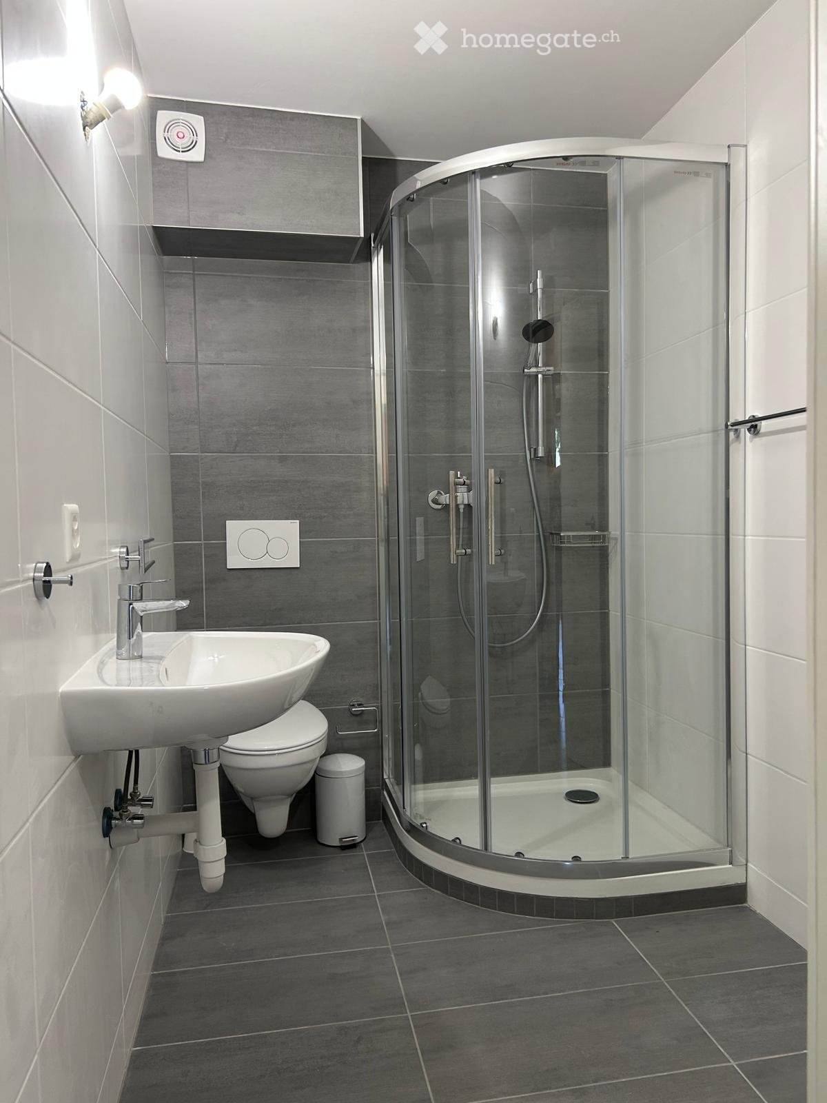 2 ½ Zimmer Wohnung

Erdgeschosswohnung, gut gelegen, 2 Min. zu Fuss vom Stadtzentrum entfernt. Kleines Gebäude, ruhig. Separate Küche.
50 m2, Platz für Waschmaschinen-Turm.
Abstellraum 12 m2, Garten 40 m2.
Keller, Aussenparkplatz (Möglichkeit für einen 2. Parkplatz).

Verfügbar ab 01.09.2026.

Besic