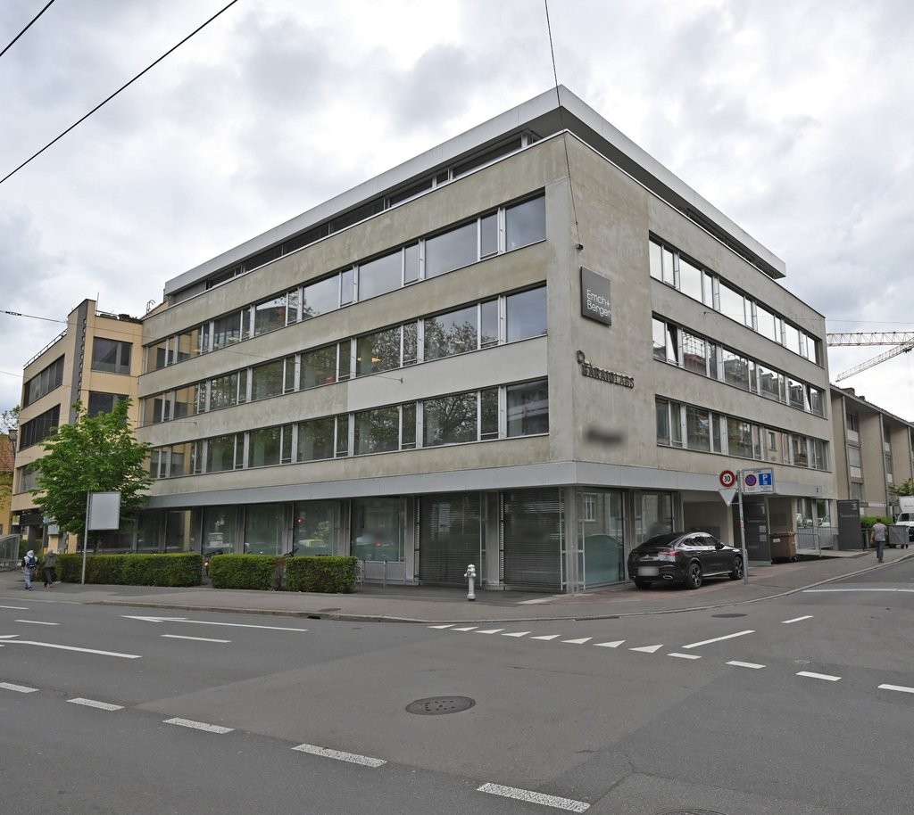 242m² office