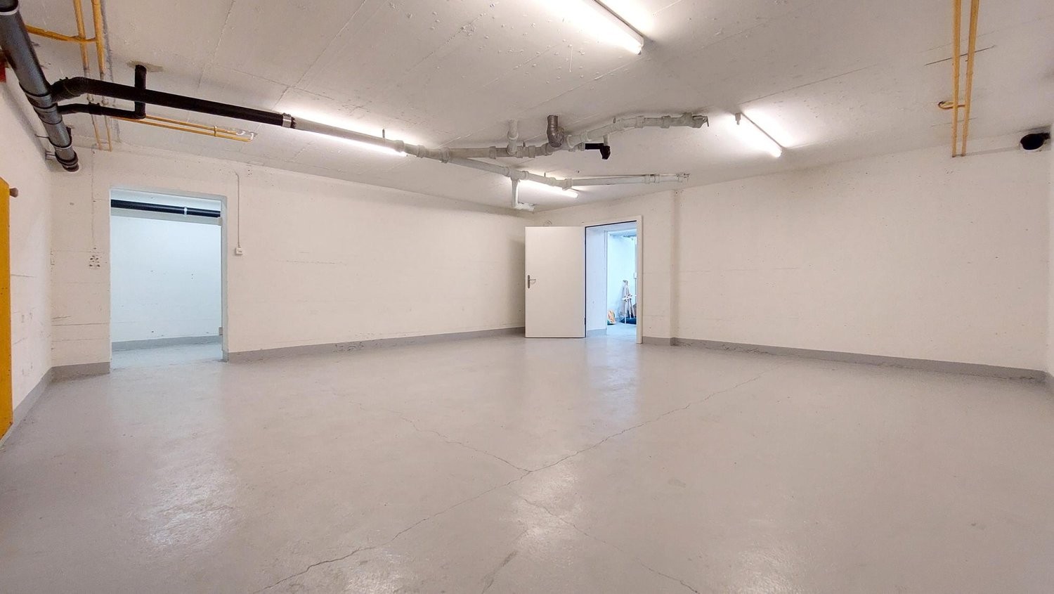 111m² storage room
