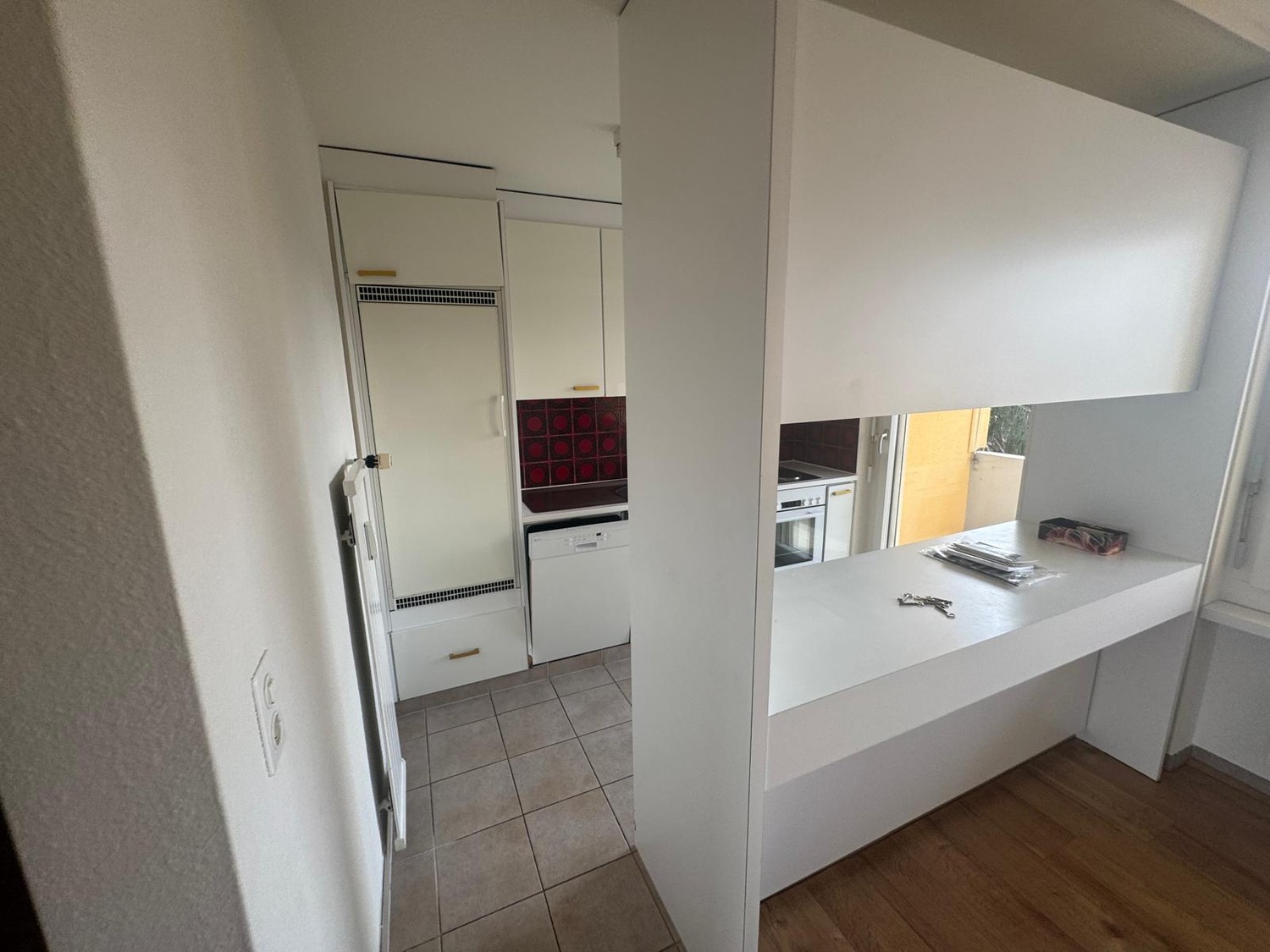 Zimmer in einer Wohngemeinschaft

Suchen Sie einen neuen Ort, den Sie Ihr Zuhause nennen können? :)  
  
Ich vermiete ein grosses und voll möbliertes Zimmer in einer sehr hellen Wohnung in Kloten. (Der Bahnhof Kloten ist 500m von der Wohnung entfernt, 15 Min. mit dem Zug zum Zürich HB und 8 Min. mit