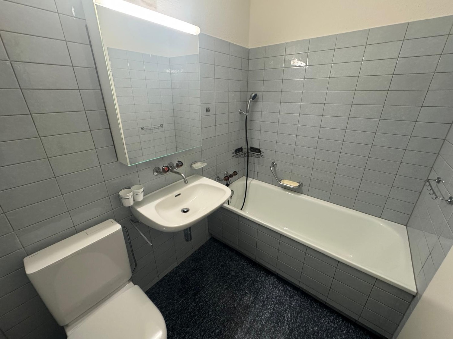 Zimmer in einer Wohngemeinschaft

Suchen Sie einen neuen Ort, den Sie Ihr Zuhause nennen können? :)  
  
Ich vermiete ein grosses und voll möbliertes Zimmer in einer sehr hellen Wohnung in Kloten. (Der Bahnhof Kloten ist 500m von der Wohnung entfernt, 15 Min. mit dem Zug zum Zürich HB und 8 Min. mit