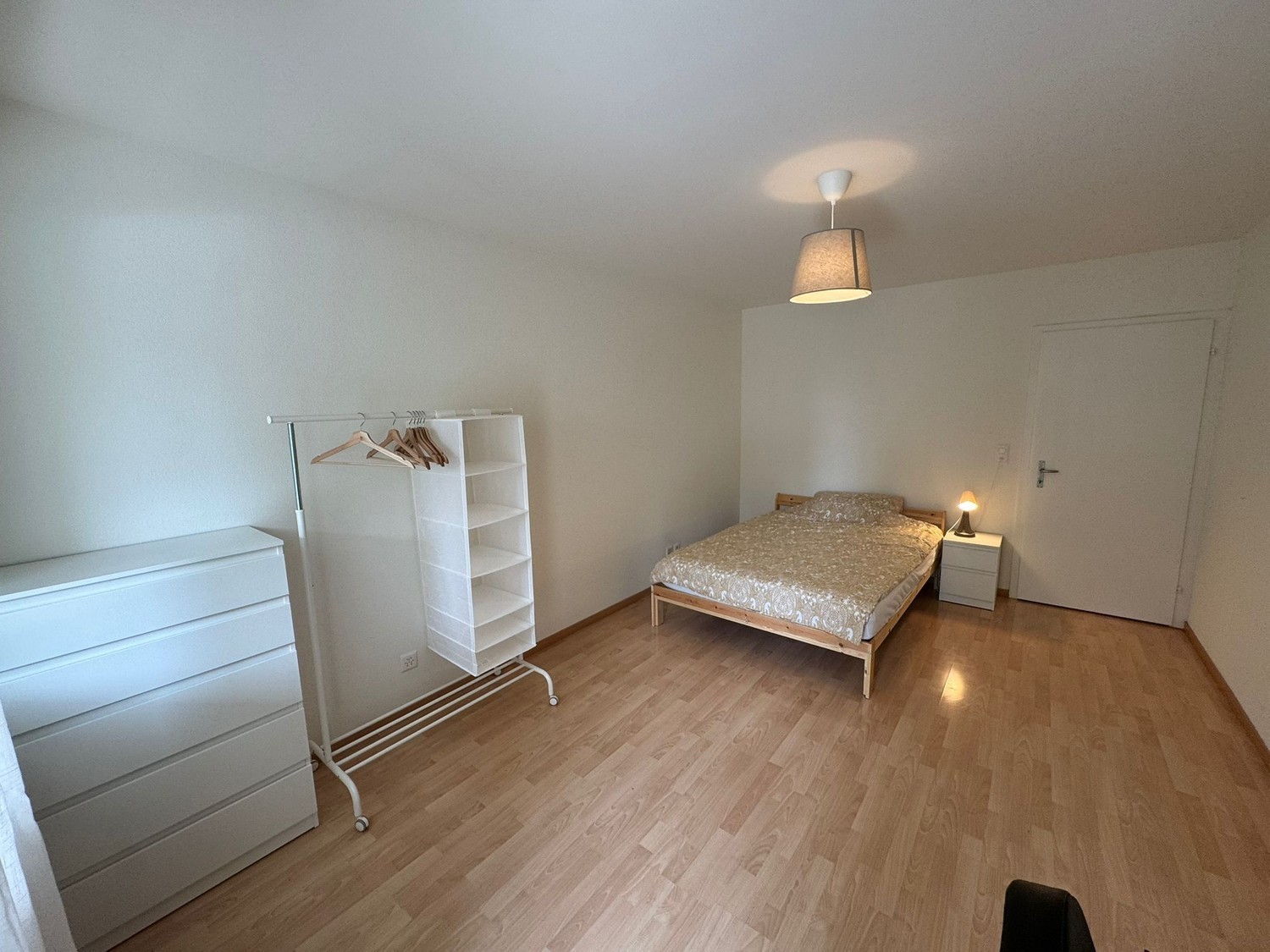 Zimmer in einer Wohngemeinschaft

Suchen Sie einen neuen Ort, den Sie Ihr Zuhause nennen können? :)  
  
Ich vermiete ein grosses und voll möbliertes Zimmer in einer sehr hellen Wohnung in Kloten. (Der Bahnhof Kloten ist 500m von der Wohnung entfernt, 15 Min. mit dem Zug zum Zürich HB und 8 Min. mit