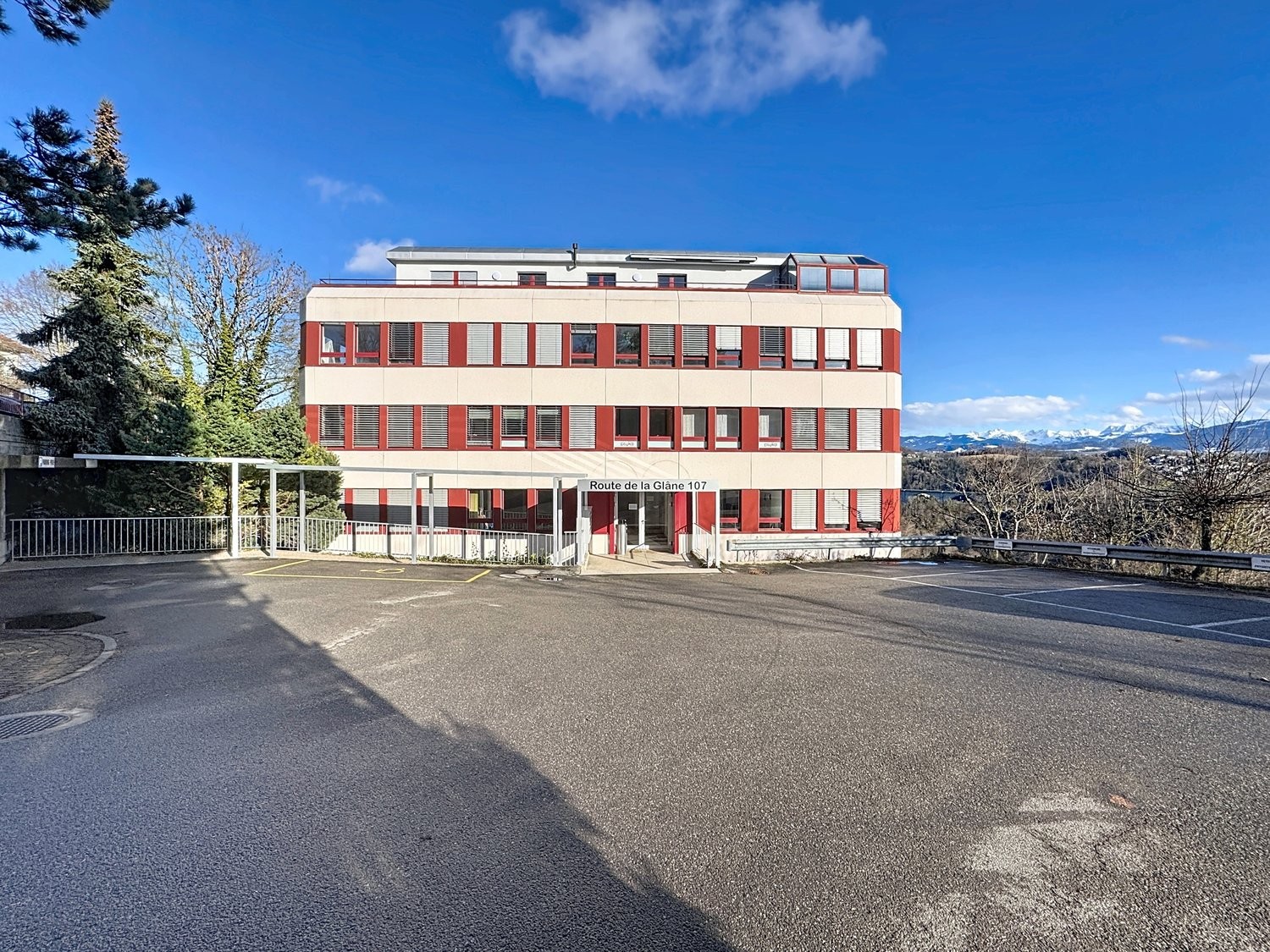 145m² shop