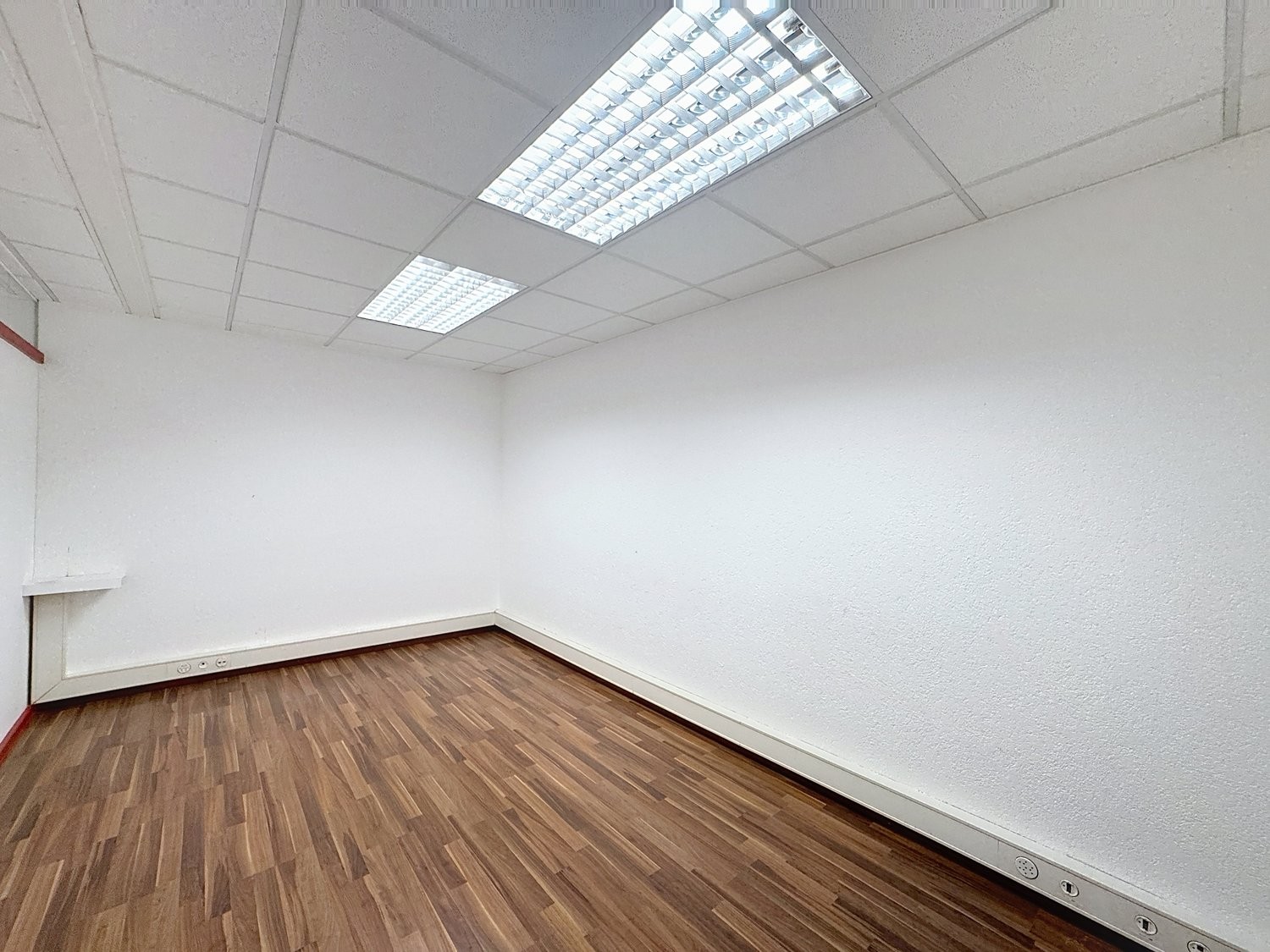 145m² shop