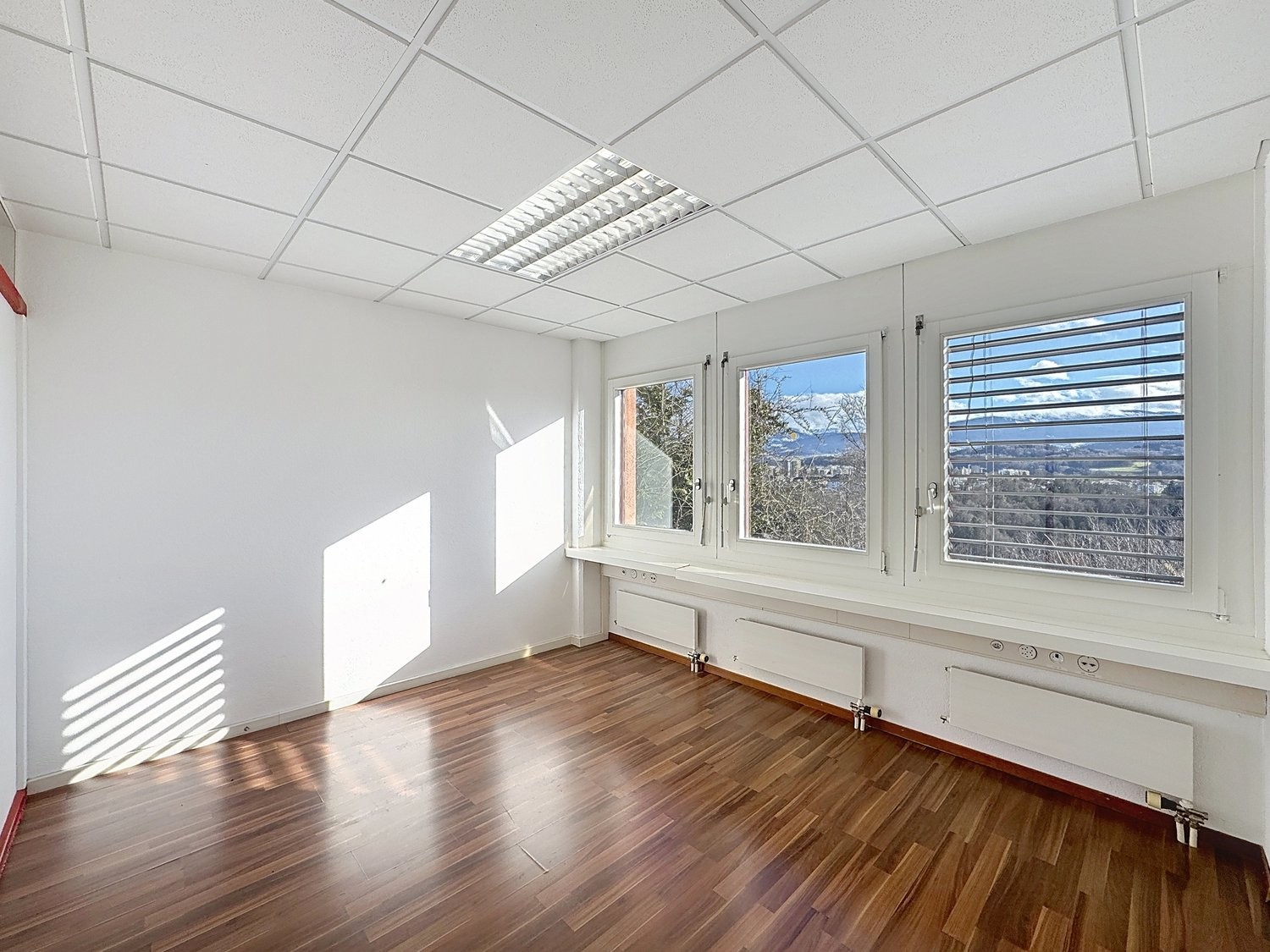 145m² shop
