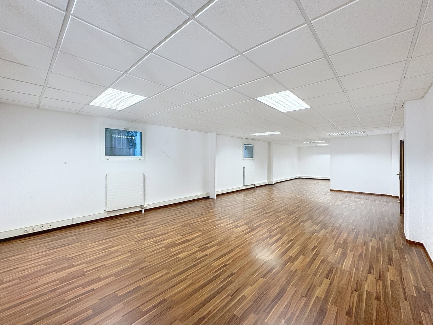 145m² shop